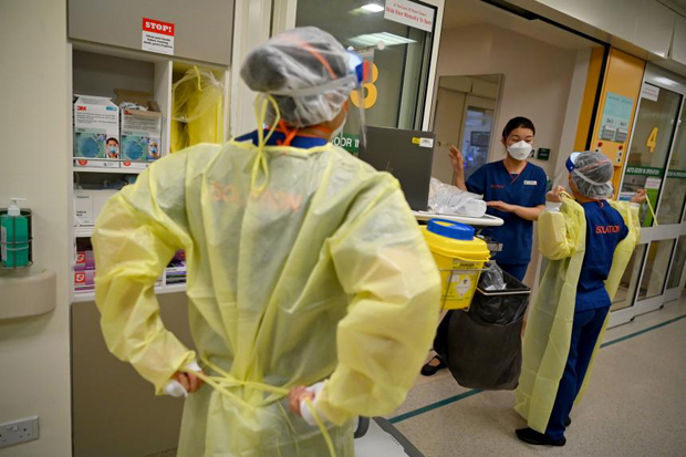 /sites/shcommonassets/Assets/Media/2022/05%20May/5%20healthcare%20workers%20share%20Covid-19%20experiences/Medical%20staff%20donning%20protective%20equipment620.jpg