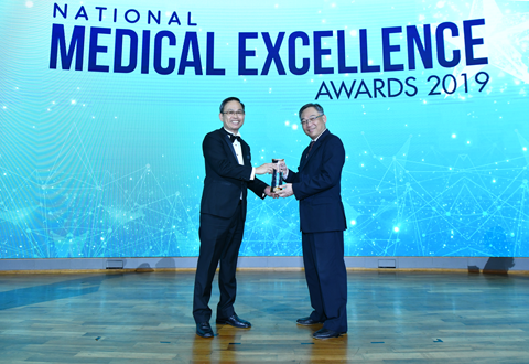 Assoc Prof Chua receiving the National Outstanding Clinician Award 2019 from Minister for Health, Mr Gan Kim Yong