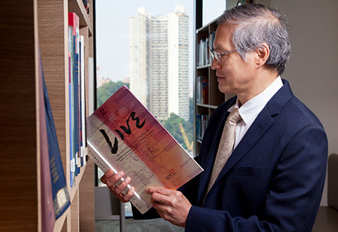 Prof Koh Tian Hai reading Singapore LIVE (SingLIVE) book