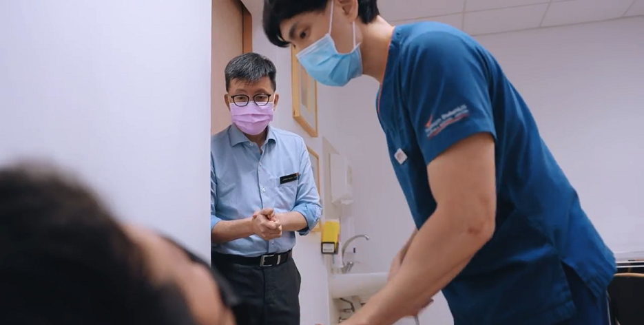 Assoc Prof Nigel Tan observing a physical examination by Senior Resident Dr Gareth Lim