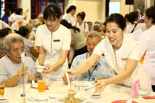 /sites/shcommonassets/Assets/News/singhealth-nurses-spread-festive-cheer-to-200-elderly-residents-in-Kreta-Ayer.jpg