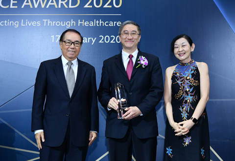 MOH Distinguised Senior Clinician Award recipient, Assoc Prof Lim Soo Teik (middle)